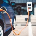 Obligación de contar con puntos de recarga para vehículos eléctricos en espacios de acceso público